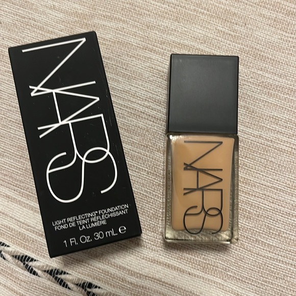 NARS Light Reflecting Advanced Skincare Foundation, Medium 4 Barcelona - Picture 3 of 6